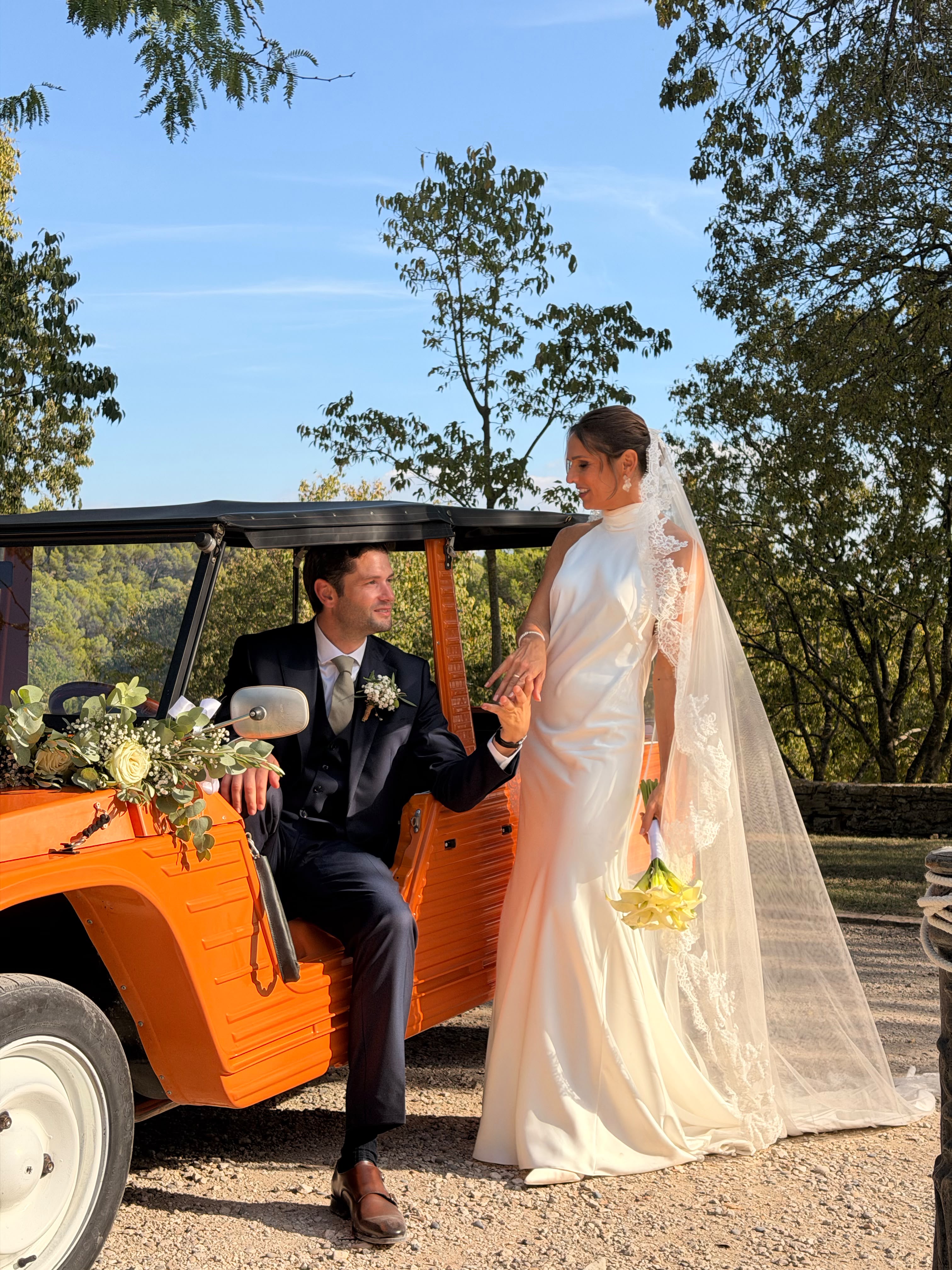 Morgan et Marin le jour de leur mariage, près de leur Méhari orange